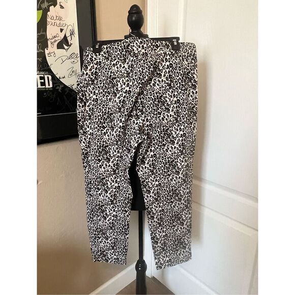 Van Heusen black and tan stretchy leopard print capri pants - Picture 2 of 5